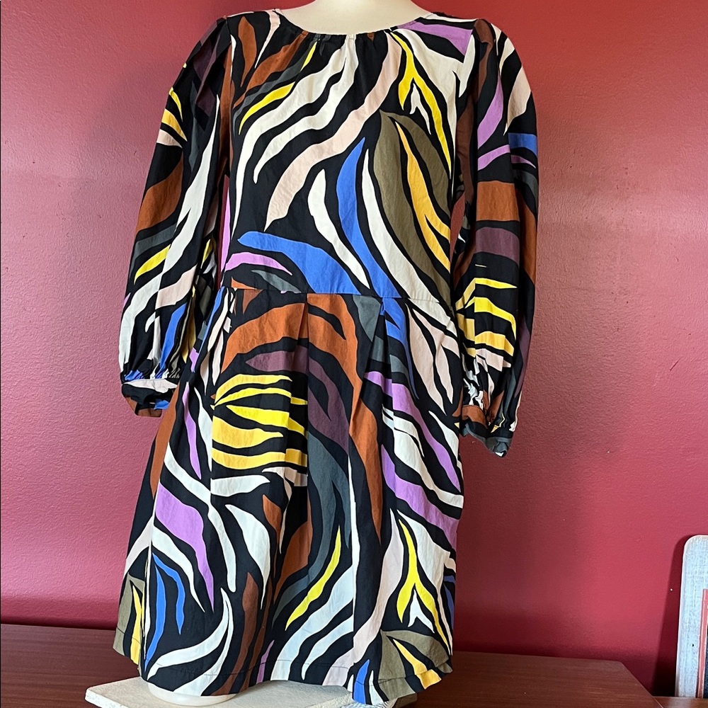 Like new Who What Wear Vibrant quarter length Sleeve Dress